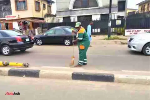 See The Riskiest Job In Lagos (Photos)